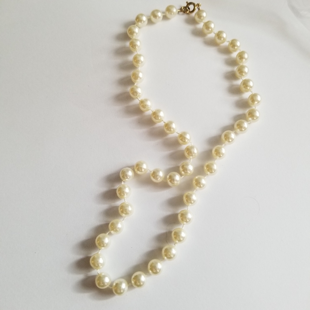 Relisted -Vintage faux pearl necklace white - Picture 4 of 10